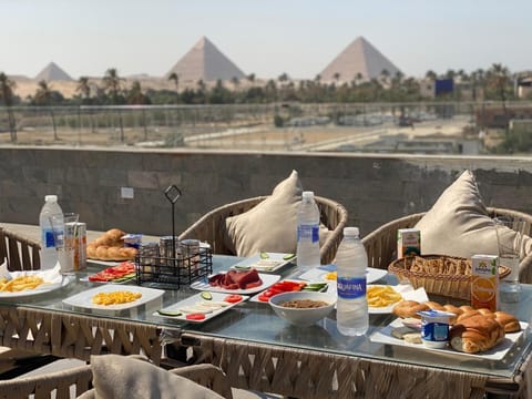 Restaurant/places to eat, Day, Natural landscape, Food and drinks, Banquet/Function facilities, Dining area, Food, Breakfast, Continental breakfast, Lunch, Dinner, Drinks