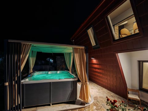 Night, Hot Tub