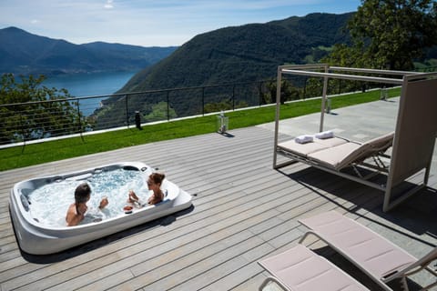 Day, Natural landscape, Hot Tub, Balcony/Terrace, Lake view, Mountain view, sunbed