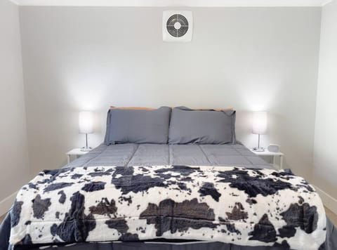 Country Living 3BR with fenced yard on Mooney House in Visalia