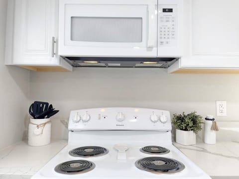 Country Living 3BR with fenced yard on Mooney House in Visalia