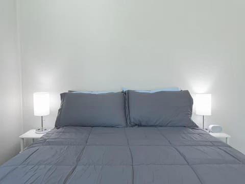 Ocean Breeze 2 bedroom w fenced yard on Mooney House in Visalia