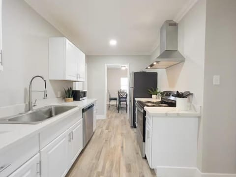 Ocean Breeze 2 bedroom w fenced yard on Mooney House in Visalia