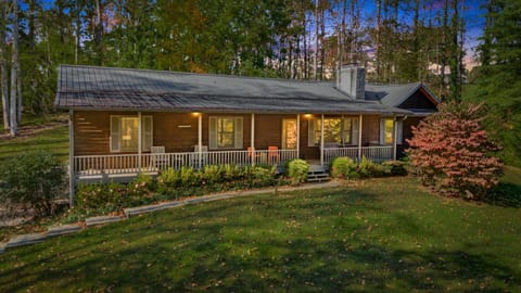 Hill Top Tree House by Carolina Mornings House in Woodfin