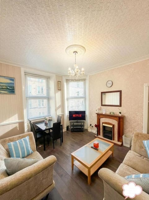 TV and multimedia, Living room, Seating area, Diving