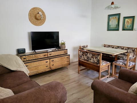 Communal lounge/ TV room, TV and multimedia, Living room, Seating area, Dining area, internet