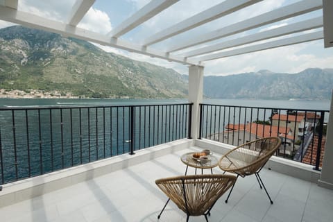 Natural landscape, Balcony/Terrace, Seating area, Sea view