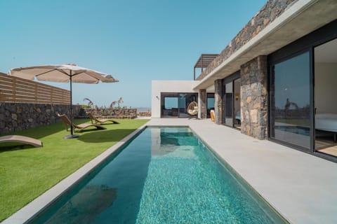 Property building, Patio, Day, Pool view, Swimming pool, sunbed