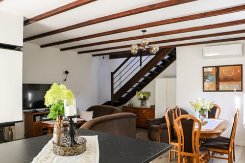 TV and multimedia, Living room, Seating area, Dining area