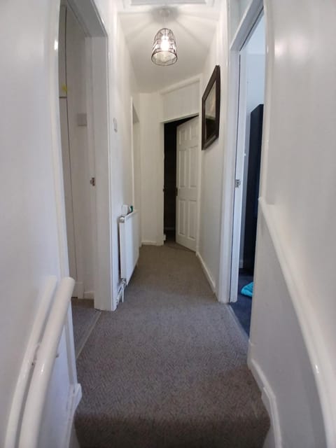 PREISTLEY HOUSE- CONTRACTORS ACCOMMODATION Entire 4 Bedroom House with free parking and up to 8 sleep- NO PARTIES ALLOWED House in Walsall