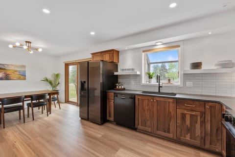 Kitchen or kitchenette, Dining area, dishwasher