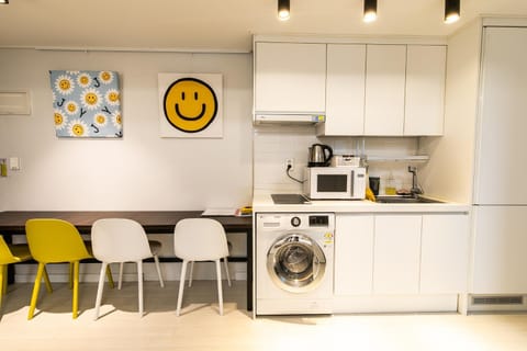 Meals, washing machine, kitchen