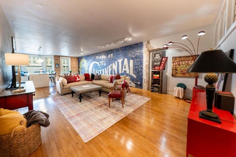 The 1913 - newly renovated historic downtown loft Apartment in Ashwaubenon
