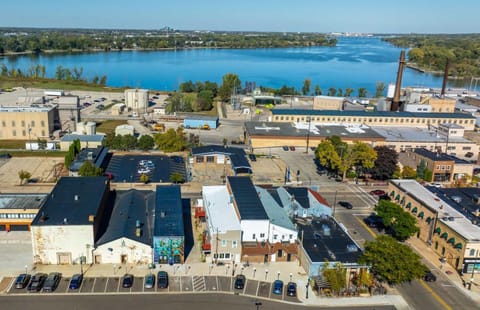 The Loft 417 - Uniquely Renovated Downtown Loft Apartment in Ashwaubenon