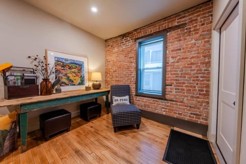 The Loft 417 - Uniquely Renovated Downtown Loft Apartment in Ashwaubenon