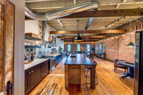 The Loft 417 - Uniquely Renovated Downtown Loft Apartment in Ashwaubenon