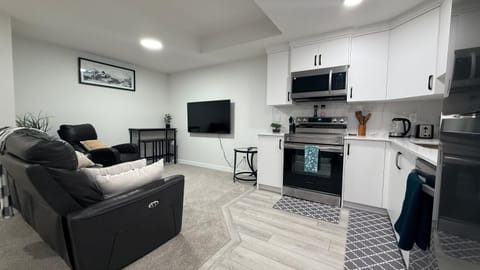 TV and multimedia, Kitchen or kitchenette, Living room, Seating area, Dining area, oven, stove