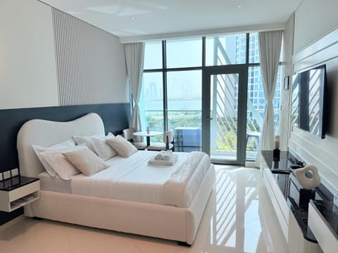 Bed, TV and multimedia, Living room, Seating area, Bedroom, towels
