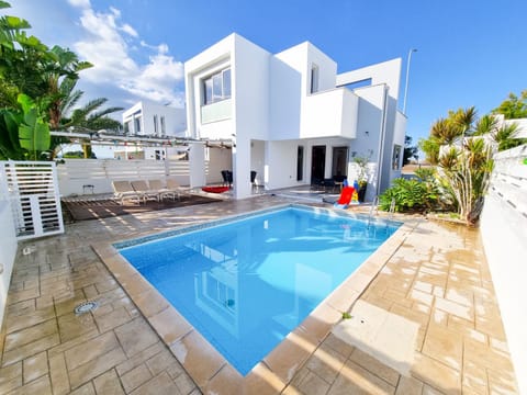 Property building, Patio, Day, Pool view, Swimming pool, sunbed