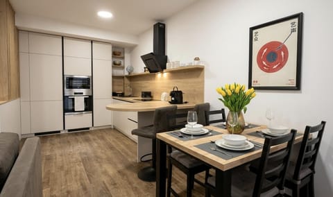 Coffee/tea facilities, Dining area, microwave, oven, stove, toaster, kitchen