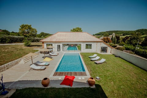 Property building, Patio, Spring, Day, Natural landscape, Garden, Garden view, Pool view, Swimming pool, Swimming pool, sunbed