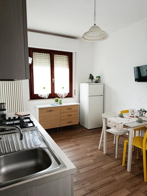 TV and multimedia, Kitchen or kitchenette, Living room, Dining area, stove