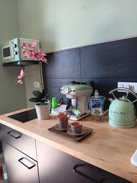 Coffee/tea facilities, Kitchen or kitchenette, stove
