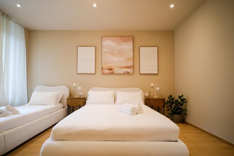 Balcony Triple Suite - 3 min walk to Bernina Express Bed and Breakfast in Province of Brescia