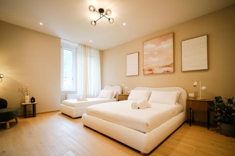 Balcony Triple Suite - 3 min walk to Bernina Express Bed and Breakfast in Province of Brescia