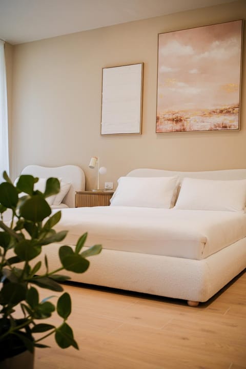 Balcony Triple Suite - 3 min walk to Bernina Express Bed and Breakfast in Province of Brescia