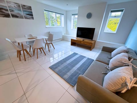 Communal lounge/ TV room, TV and multimedia, Living room, Seating area, Dining area