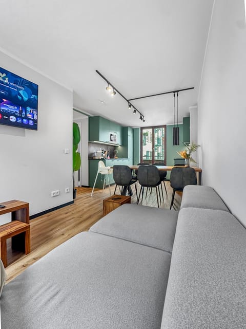 TV and multimedia, Kitchen or kitchenette, Living room, Seating area, Dining area