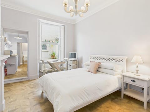 Bed, TV and multimedia, Seating area, Bedroom