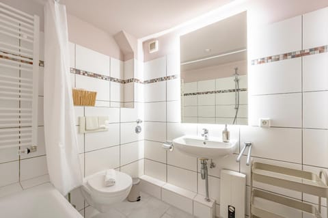 Toilet, Bathroom, heating, towels