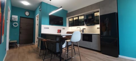 Coffee/tea facilities, Kitchen or kitchenette, Dining area, dishwasher, oven, stove