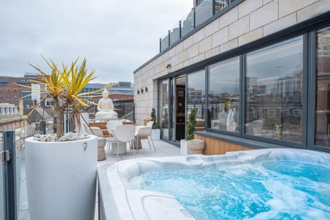 SAINT PAUL - Unrivalled 3BR Penthouse Apartment with Hot Tub Leeds Apartment in Leeds