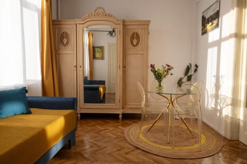 Bed, Living room, Photo of the whole room, Seating area