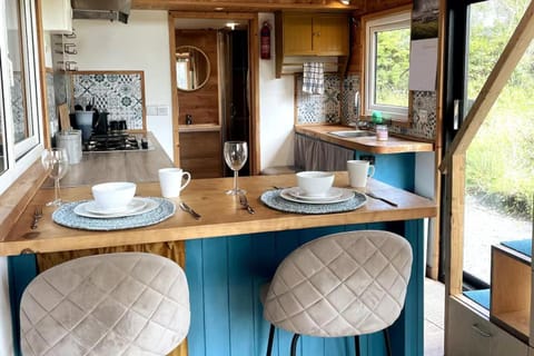 Coffee/tea facilities, Kitchen or kitchenette, Seating area, Dining area