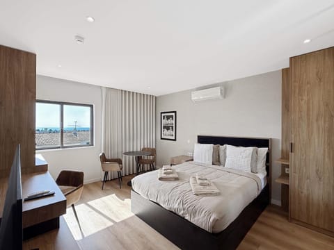 Bed, Photo of the whole room, Seating area, Bedroom, minibar, towels, wardrobe, air conditioner