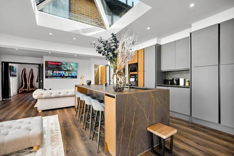 TV and multimedia, Kitchen or kitchenette, Living room, Dining area, oven