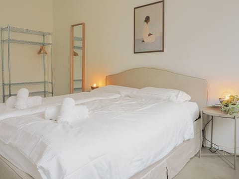 Photo of the whole room, Bedroom, towels