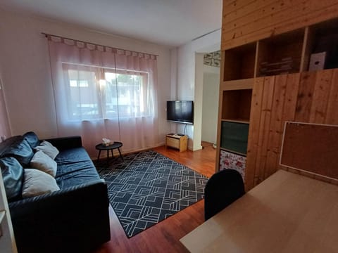 TV and multimedia, Living room, Seating area, Evening entertainment