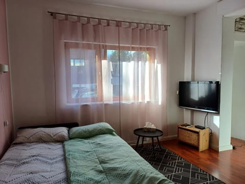 Bed, TV and multimedia, Living room