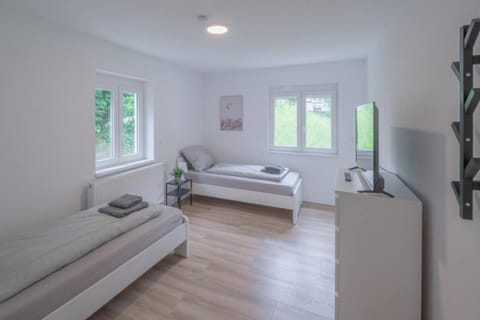 Bed, TV and multimedia, Bedroom