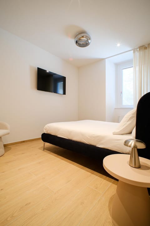 Garden Double Suite - 3 min walk to Bernina Express Bed and Breakfast in Province of Brescia