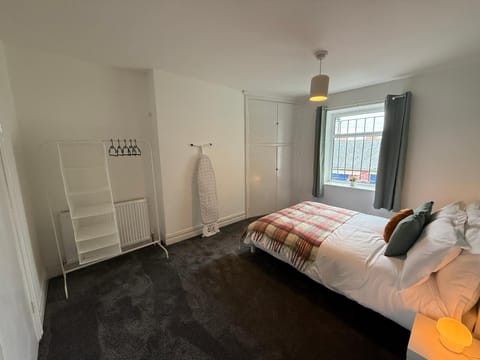 Photo of the whole room, towels, wardrobe