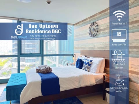 Bed, View (from property/room), Decorative detail, Bedroom, City view