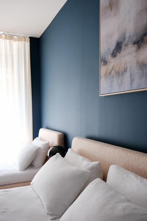 Garden Triple Suite - 3 min walk to Bernina Express Bed and Breakfast in Province of Brescia