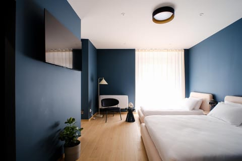 Garden Triple Suite - 3 min walk to Bernina Express Bed and Breakfast in Province of Brescia