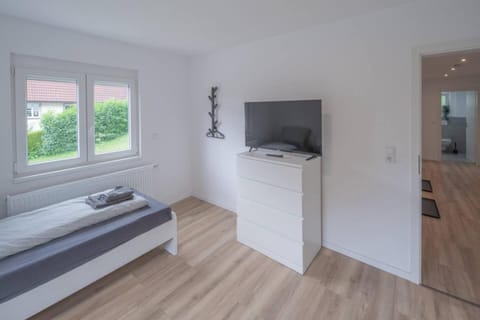 Bed, TV and multimedia, Bedroom